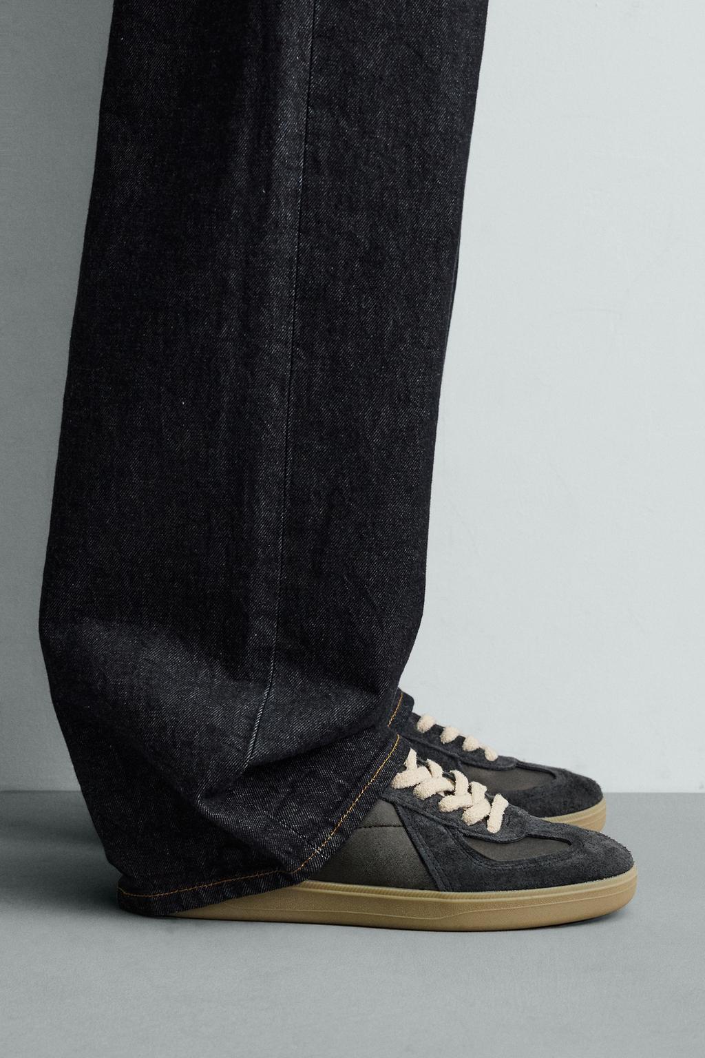 RETRO STYLE TRAINERS